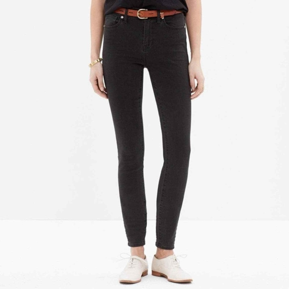Madewell (27) 9” High Rise Skinny Jean in Black- Elevated Basic, Model Off Duty